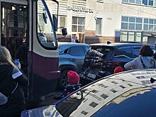 Огромная пробка образовалась на Большой Печёрской из-за ДТП с трамваем