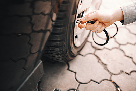 Эксперт рассказал, почему может спускать колесо