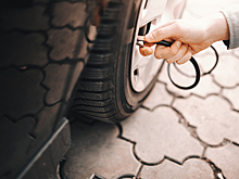 Эксперт рассказал, почему может спускать колесо