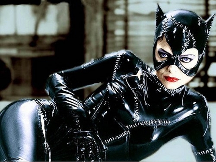 Героиня обольстительной актрисы Мишель Пфайфер "вышла" из комиксов DC на экраны в фильме про Бэтмэна. Вскоре об этой горячей киногероине сняли отдельные самостоятельные картины.