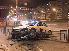 За несколько часов тюменские водители снесли два металлических забора