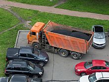 Грузовые авто и автобусы вновь разрешат парковать во дворах