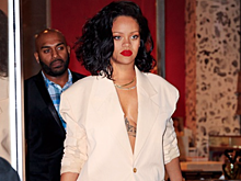 Образ дня: Рианна в белой шелковой юбке и пудровом оversize пиджаке на голое тело в Нью-Йорке