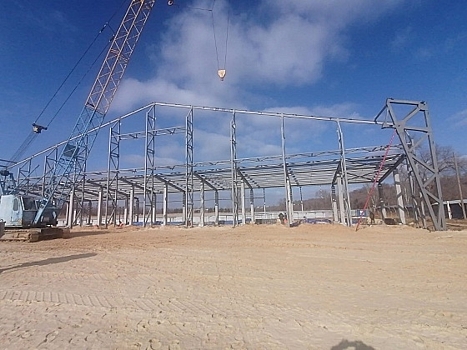 В Волжском устанавливают каркас нового футбольного манежа