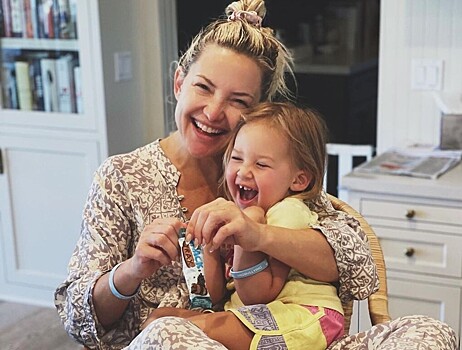 «Маленькая королева»: актриса Кейт Хадсон нарядила дочь в белое платье