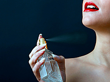 Женщина попала духами в глаз и спасла себе жизнь