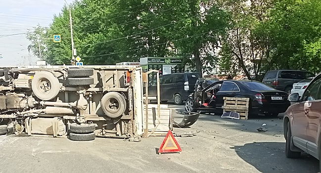 В Новосибирске опрокинувшийся грузовик перекрыл движение по улице Петухова