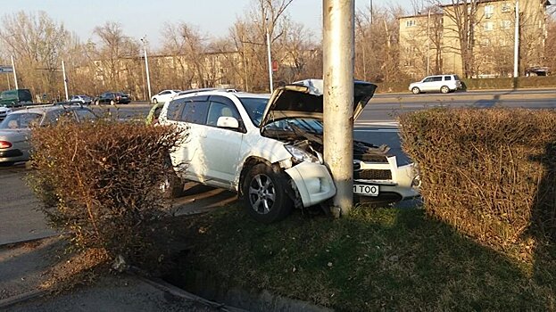 В Алматы девушка за рулем не уступила дорогу и врезалась в столб