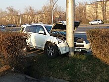В Алматы девушка за рулем не уступила дорогу и врезалась в столб