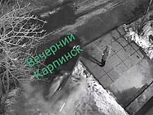 Пьяный россиянин сбил мужчину вместе со скамейкой и попал на видео