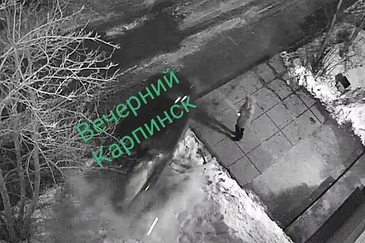 Пьяный россиянин сбил мужчину вместе со скамейкой и попал на видео