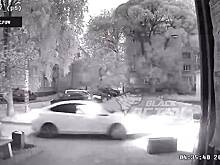 Взрыв машины с водителем напротив подъезда российской многоэтажки попал на видео