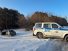 Автомобиль увяз в снежной каше на дороге в Кузбассе