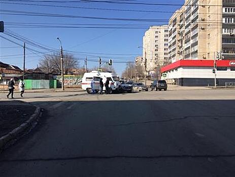 В Самаре "скорую" с пациенткой не пустили на красный