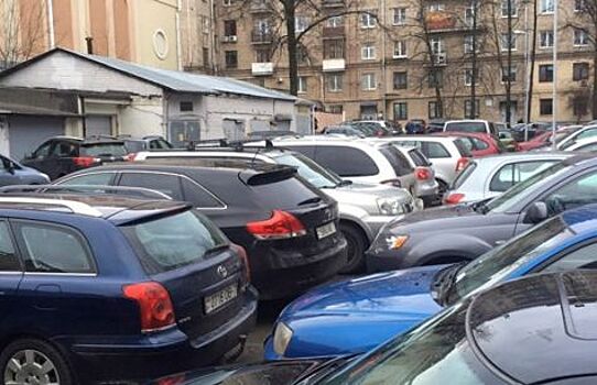 Места во дворе, парковка на которых запрещена