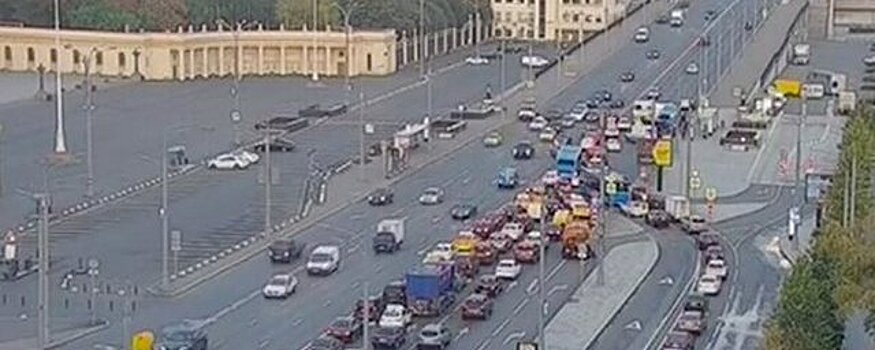 Автобус, грузовик и две легковушки столкнулись в центре Москвы