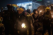 Протестующие в Гонконге подожгли баррикады