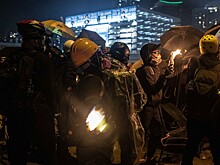 Протестующие в Гонконге подожгли баррикады