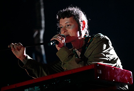 Певец Шарлот сжег паспорт РФ по дороге в Киев и поэтому застрял в аэропорту Еревана