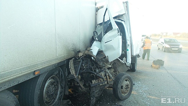 «Кабина практически вся ушла под фуру»: на подъезде к Екатеринбургу ГАЗель влетела под КамАЗ