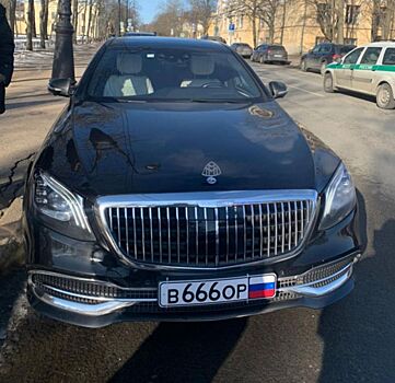 Под Питером разъезжал Mercedes-Maybach с номерами «В 666 ОР» и синей мигалкой