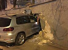 В Краснодаре автомобиль сбил на тротуаре пенсионерку