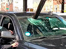 «Копье судьбы»: таксист едва не погиб от вонзившейся в стекло доски