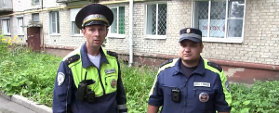 В Йошкар-Оле сотрудники Госавтоинспекции спасли девочку от падения из окна