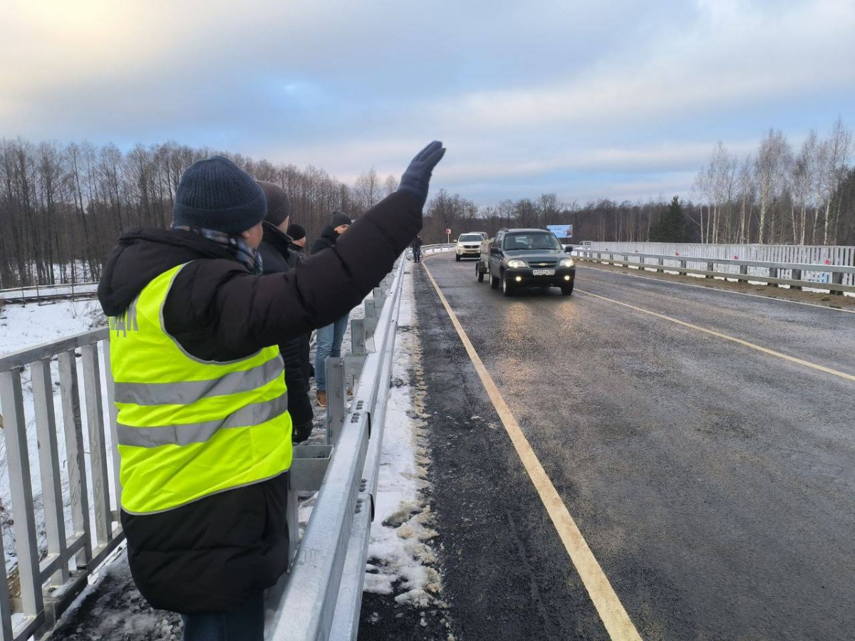 Движение по первому в России автомосту из алюминия открылось на Бору