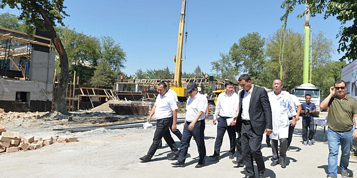 Акылбек Жапаров осмотрел стройки соцобъектов в Джалал-Абаде