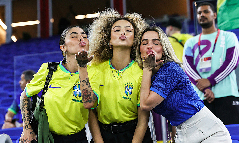 Болельщицы из Бразилии дарят воздушный поцелуй игрокам на матче Чемпионата мира по футболу между сборными Бразилии и Швейцарии