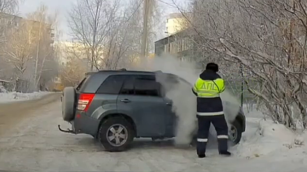 Сотрудники Госавтоинспекции города Перми своевременно потушили загоревшийся автомобиль