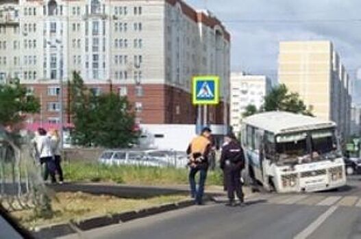 В Казани на Четаева автобус провалился под асфальт