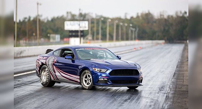 Смотрите, как 1502-сильный Ford Mustang Cobra Jet встает на дыбы на старте