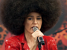 Zivert представила альбом "Песни веселых" в метро и в программе Маргулиса