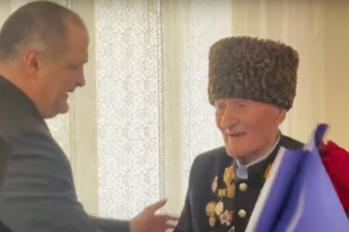 Путин присвоил звание Героя России 100-летнему мужчине