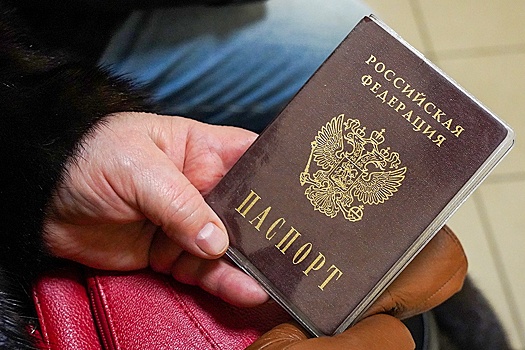 Первые паспорта граждан РФ получили жители из освобожденной Авдеевки