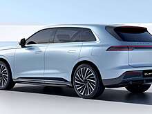 Впервые в истории: кроссовер проехал по ледяной трассе с уклоном 37,82°