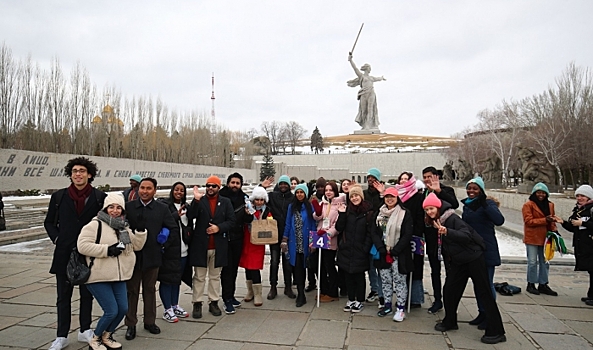 Иностранные гости Всемирного фестиваля молодежи посетили Мамаев курган