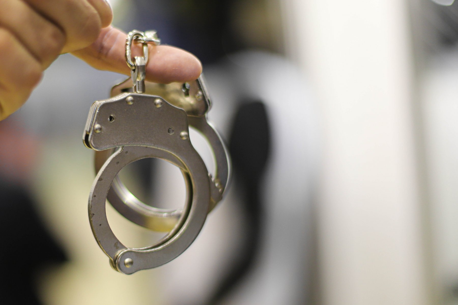 Суд арестовал мужчину и женщину после кражи 260 тыс. руб. у пенсионерки в Подольске