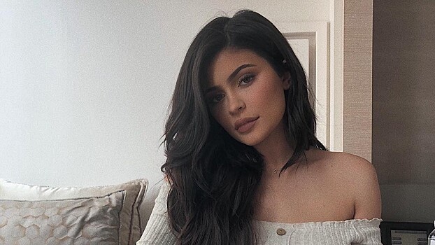 Кайли Дженнер похвасталась фигурой в облегающем топе