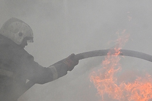 В Татарстане на территории ОЭЗ "Алабуга" загорелся склад аккумуляторов