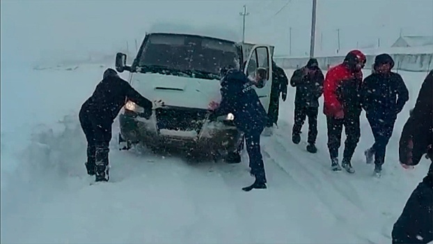 Массовые ДТП и тонны снега: как регионы России борются с непогодой