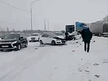 На въезде в Екатеринбург образовалась пробка из-за массового столкновения
