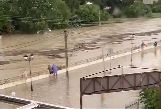 В черноморском поселке Лермонтово на Кубани разрушен мост