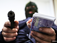 Вооружённый мужчина ограбил банк в Екатеринбурге, его ищет полиция