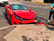 На юге Москвы в ДТП разбит Ferrari, который новым стоит 34,8 млн рублей