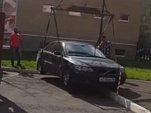Депутата в Рыбинске обвинили в эвакуации автомобиля с водителем внутри