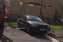 Депутата в Рыбинске обвинили в эвакуации автомобиля с водителем внутри