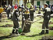 Волонтеры навели порядок в сквере Скорбящей матери и у памятной плиты в Куйбышевском районе Самары